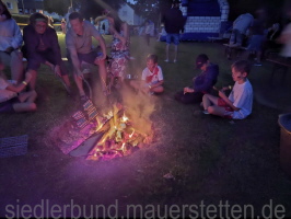 Rostbratw&uuml;rste & Marshmallows werden gegrillt