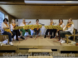 Die Damen der Mandolinen-Gruppe sind bereit...